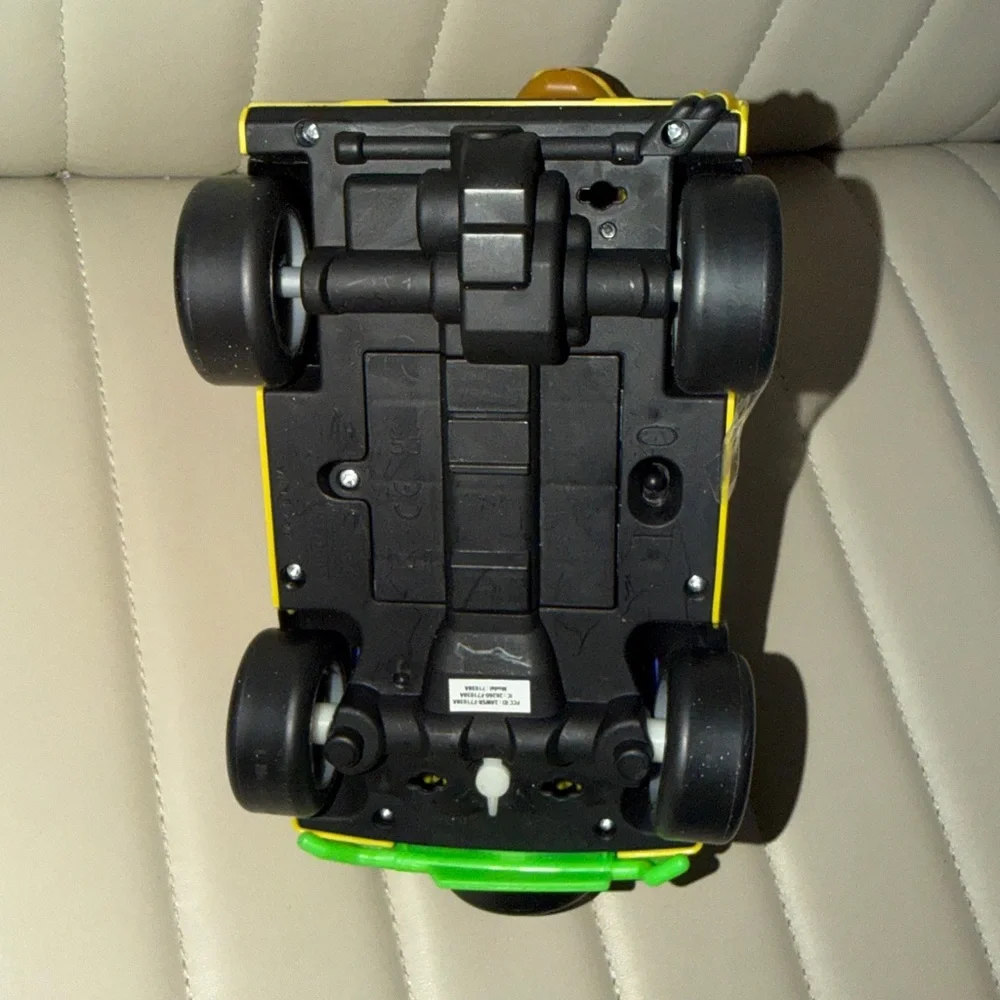 Ninja Turtles Toy Van with Pizza Top (as is) needs batteries remote pizza